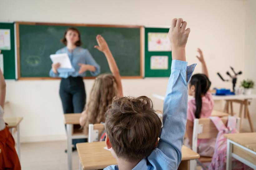 Norma didactică a profesorilor va crește cu 2 ore. Bolojan: „Asta nu afectează salariile”