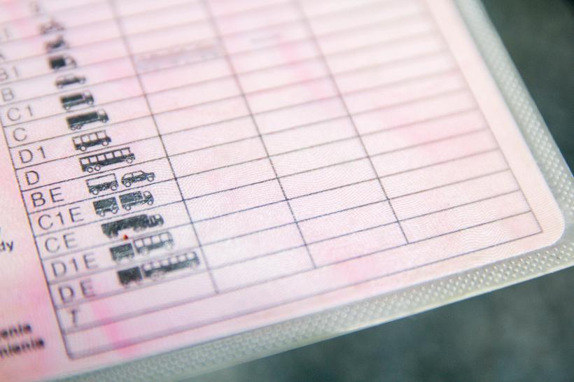 Nicuşor Dan a trimis la reexaminare modificarea Codului Rutier care elimină examenul teoretic pentru permisele A și B