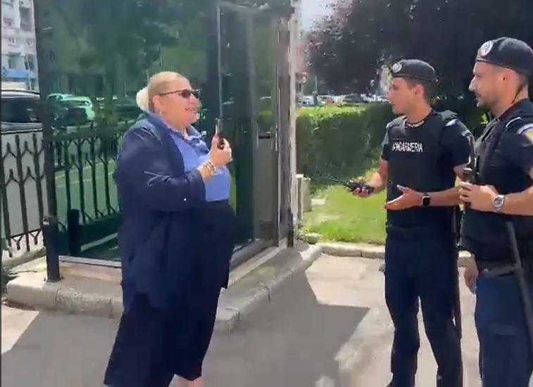La Guvern, Diana Șoșoacă s-a certat cu jandarmii pentru că n-au lăsat-o să filmeze: Vrei să-l sun pe Bolojan să-i spun că mă abuzezi?