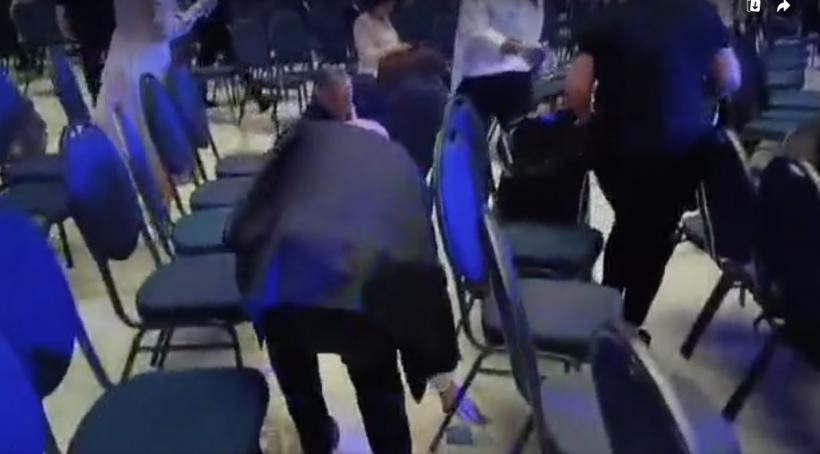 Imaginile momentului: Bolojan strânge gunoaiele după colegii lui, la Congresul PNL
