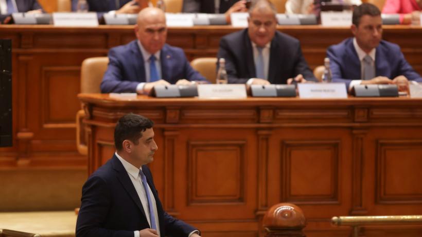 Dezbaterea moțiunii de cenzură a început cu o amânare. AUR a tras de timp ca să ajungă și George Simion