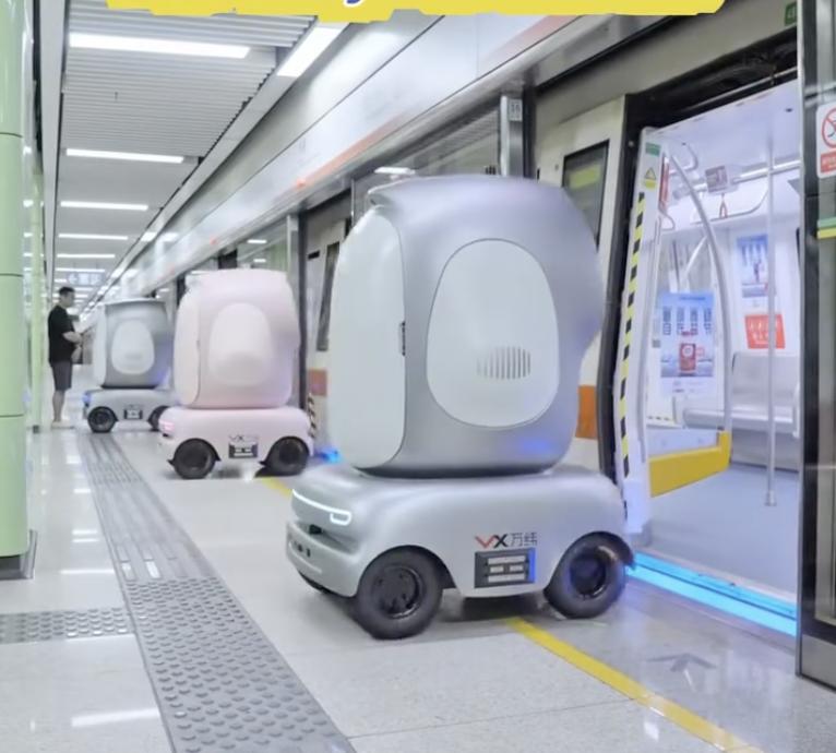 Galerie Foto - În China, roboții de livrare circulă cu metroul pentru a ...