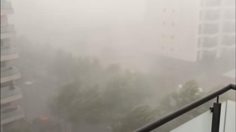Imagini incredibile surprinse în timpul furtunii de joi, din București și Ilfov. Rafale cu puterea unui uragan au distrus totul în cale