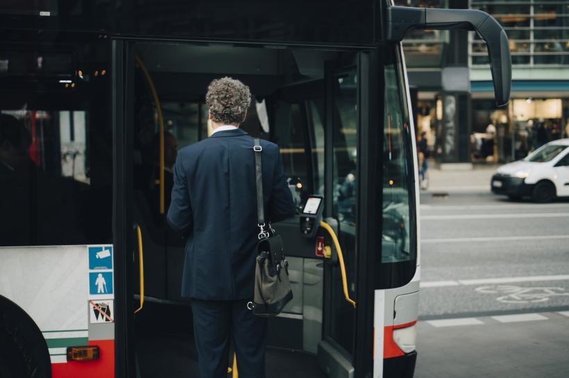 Ilie Bolojan îi trimite pe demnitari la autobuz. „Cine nu are permis, să meargă cu transportul în comun”