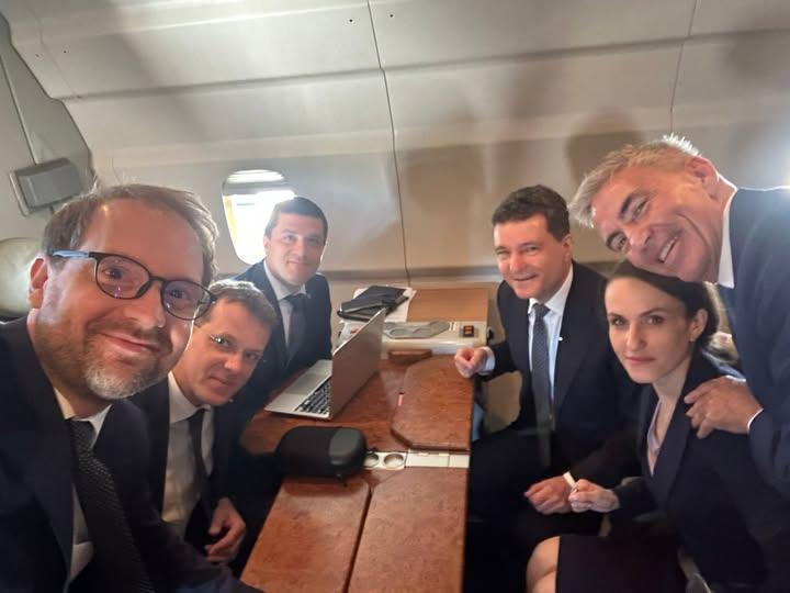 Nicușor Dan, miniștrii USR și Dominic Fritz, selfie din avionul Spartan care îi duce în Germania