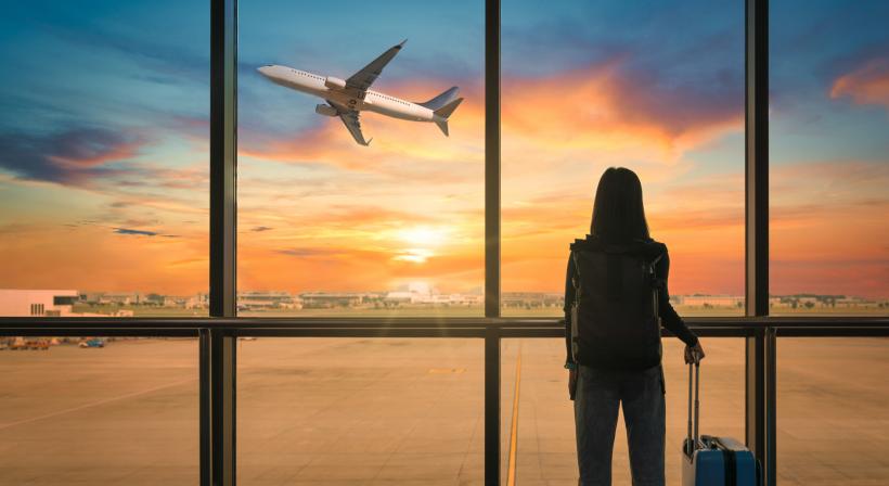 O companie aeriană își premiază angajații care depistează bagajele ce depășesc dimensiunile plătite. Călătorii vor fi amendați