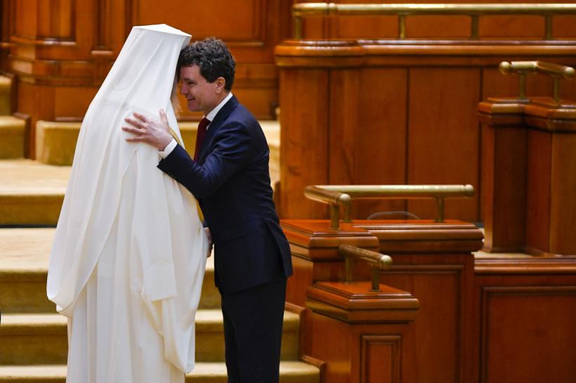 Preşedintele Nicuşor Dan participă la Sfânta Liturghie, oficiată la Patriarhie cu ocazia zilei de naştere a Patriarhului Daniel