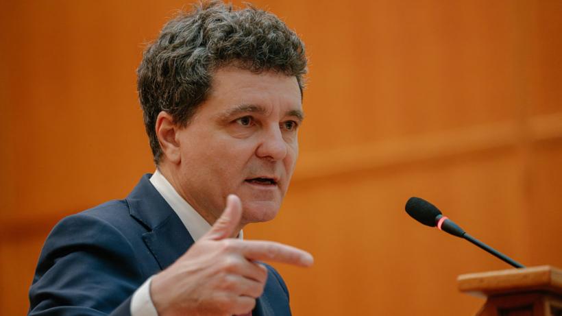 Nicuşor Dan a retrimis în Parlament o lege prin care 35 de terenuri de la stat treceau în proprietatea unei universităţi
