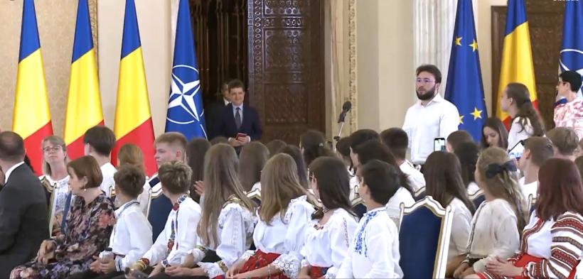 Copiii din Diaspora l-au vizitat pe Nicușor Dan la Cotroceni. L-au întrebat cu ce se ocupă. Ce le-a răspuns