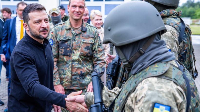 Volodimir Zelenski a promulgat o lege care le permite bărbaților cu vârste de peste 60 de ani să se înroleze în armată