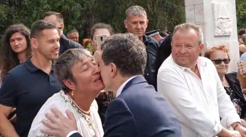 Nicușor Dan, prima baie de multime. A facut selfie-uri și s-a îmbrățișat cu participanții la absolvirea de la Academia de Poliție