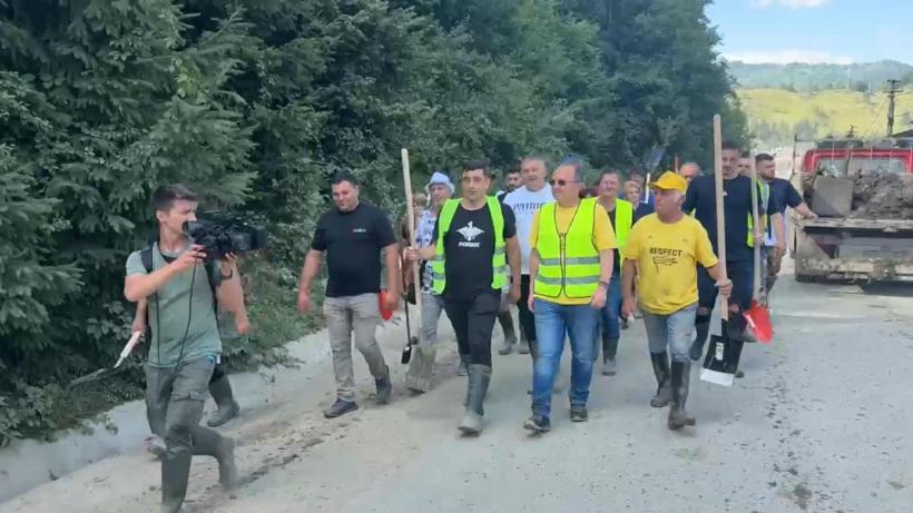 George Simion s-a întors pe străzile din Broșteni, după ce a plecat Călin Georgescu. Se plimbă cu lopețile curate prin oraș