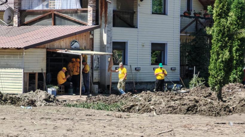 George Simion s-a întors sâmbătă să plimbe lopata prin Broşteni, după ce operaţiunea de PR a lui Călin Georgescu a eşuat