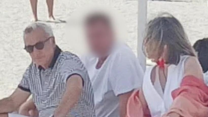 „Stă pe blat”: Georgescu, ironizat online după a fost pozat în Constanța pe un șezlong. A mers la plajă chiar după vizita la Broșteni
