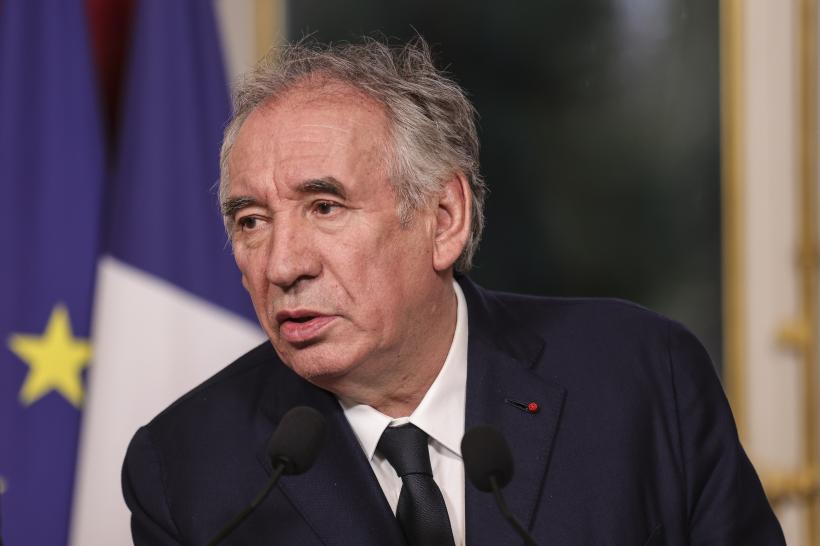 Parisul ia exemplul lui Bolojan: Premierul Bayrou anunță francezii, pe YouTube, că le taie pensiile și zilele libere