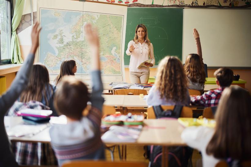 Mesajul lui Ilie Bolojan pentru profesori: „Va fi mai multă muncă pentru aceiaşi bani”