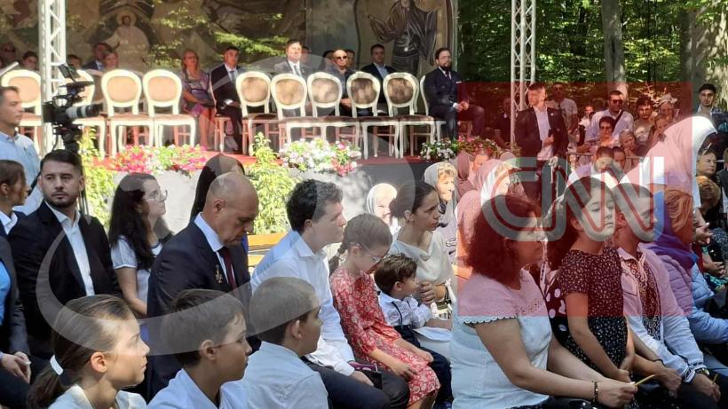 Unde este Nicușor Dan. Imagini cu Președintele și familia lui la mănăstire, de Sfânta Maria