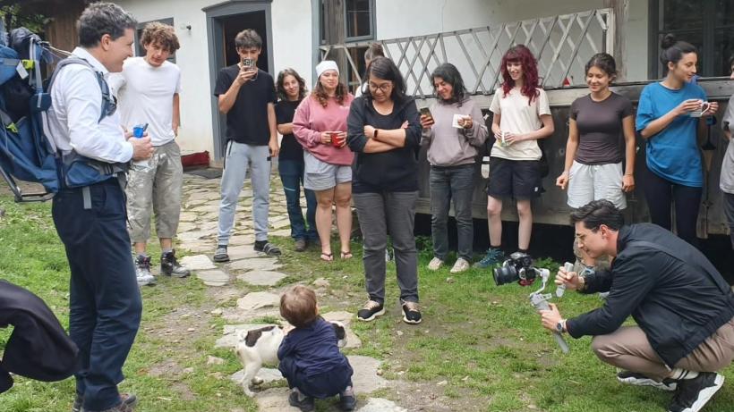 Nicușor Dan a mers cu soția și copiii la Roșia Montană. Au fost primiți de zeci de voluntari: „Vizită surpriză în pauza de prânz”