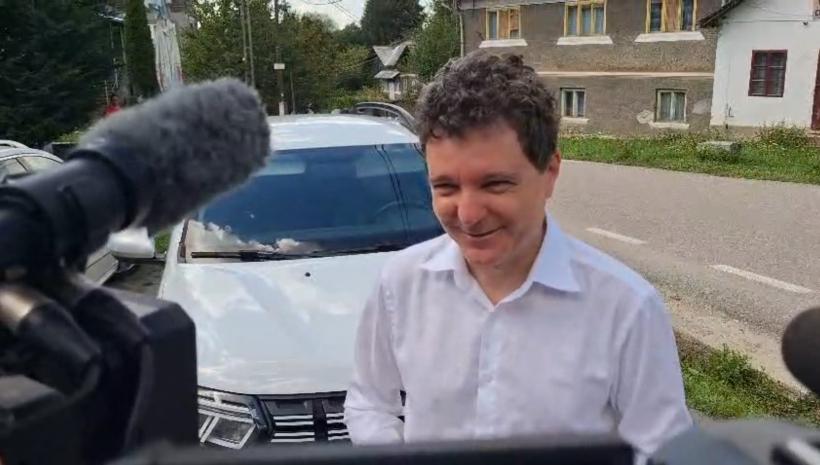 Nicușor Dan în vizită la Roșia Montană. Președintele a fost primit de localnici cu slănină, șorici și „lapte muls direct de la vacă”