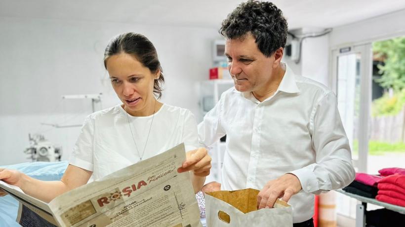 Nicușor Dan a mers cu familia la un atelier cu produse din lână merinos din Roșia Montană: „Au plecat acasă cu o sacoșă plină”