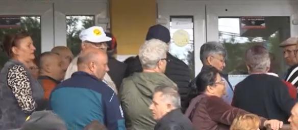 Cozi uriașe la Casele de Asigurări de Sănătate din țară, după ce peste 600.000 de români au rămas fără asigurare: „Bătaie de joc”