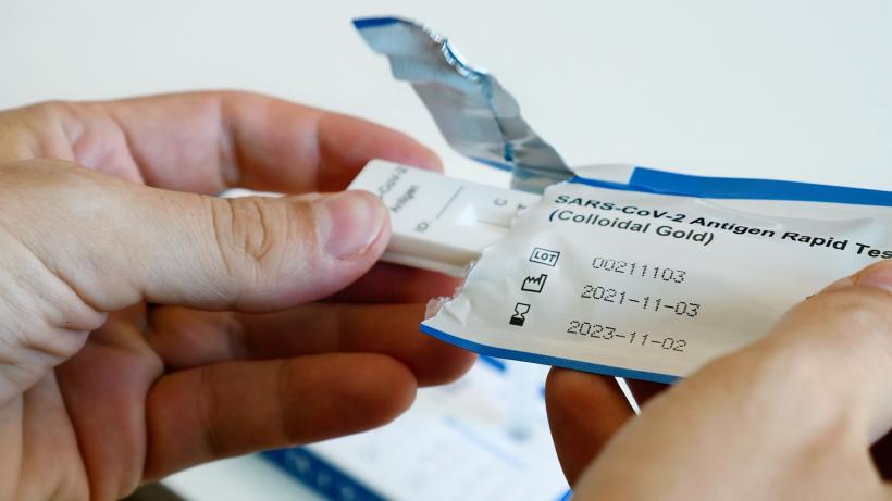 Val de Covid în toamna 2025. Care sunt simptomele și cât de periculoasă mai este boala