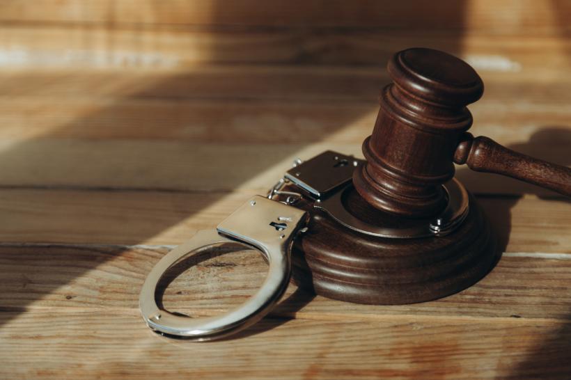 Curtea de Justiție a UE clarifică predarea și executarea pedepsei unui fugar. Decizia a pornit de la cazul unui român găsit în Italia