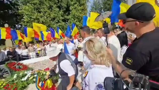 Scandal la Țebea. Fotograful lui Simion s-a urcat pe mormântul lui Avram Iancu să-i facă poze liderului AUR. A fost dat afară de preot