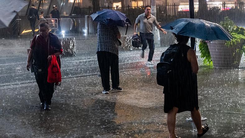 Cod galben de vijelii, fulgere și grindină în 15 județe. Oamenii sunt sfătuiți să nu iasă afară în timpul furtunilor