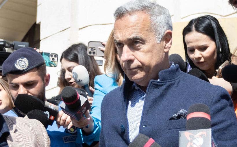 Călin Georgescu, discurs delirant pe treptele Poliției, despre trimiterea sa în judecată: "Este copie la indigo cu dosarul lui Trump"