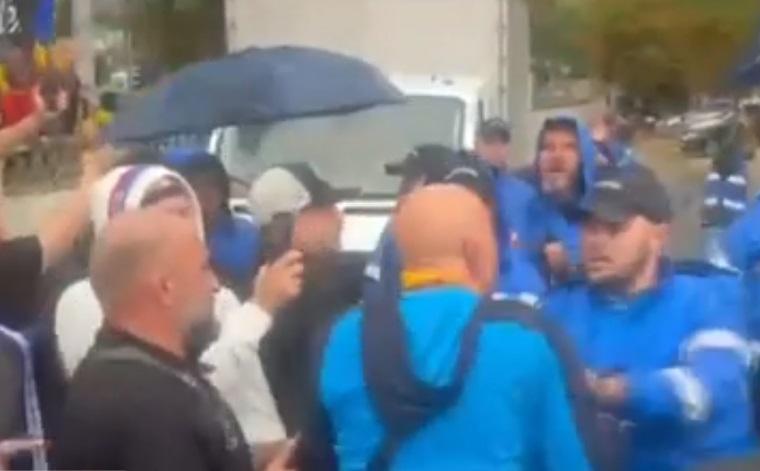 Fanii agresivi ai lui Călin Georgescu au încercat să provoace o bătaie cu jandarmii, în fața IPJ Ilfov