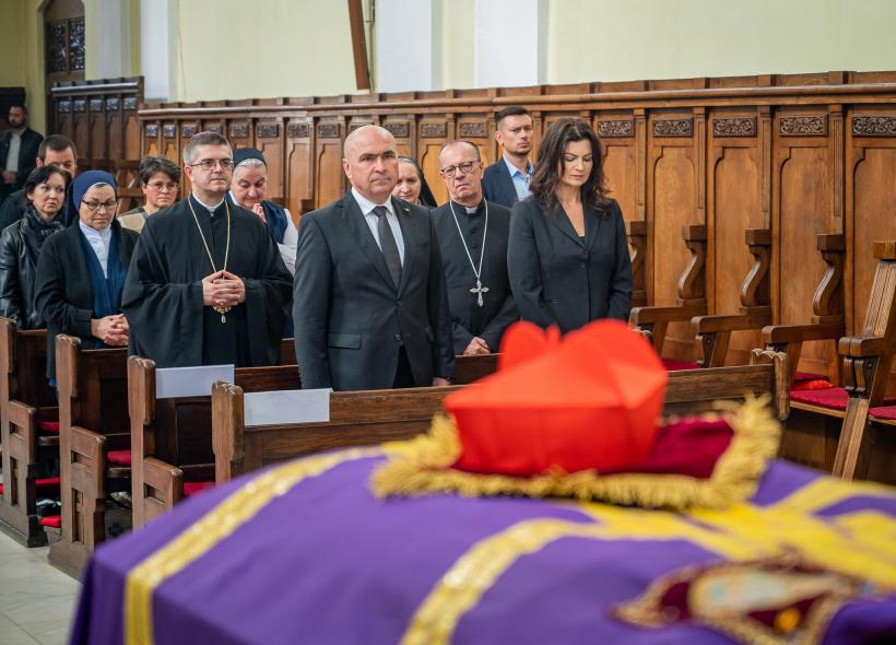 Ilie Bolojan, prima apariție cu partenera la un eveniment oficial. Cei doi au mers la priveghiul Cardinalului Mureşan, la Blaj