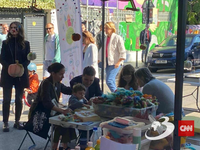 Nicușor Dan s-a dus cu copiii pe Calea Victoriei să facă păpuși