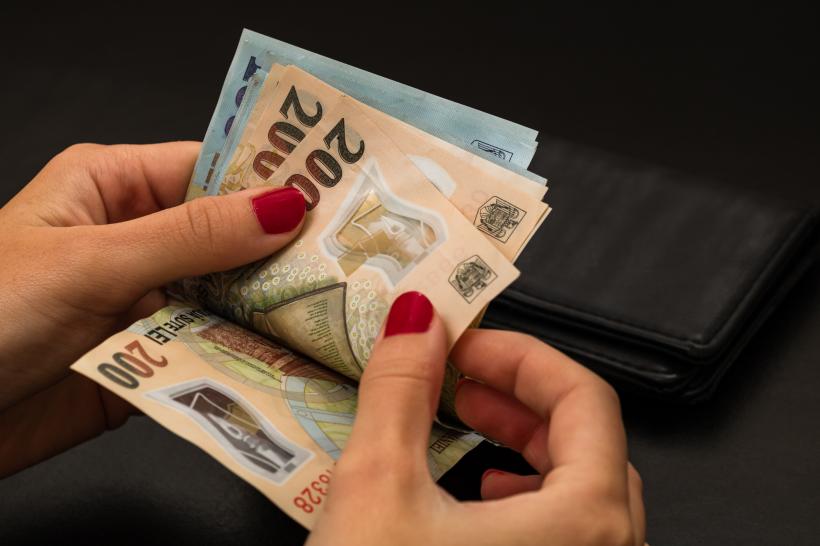 Cu cât ar putea crește salariul minim anul viitor. Ministerul Muncii analizează două variante