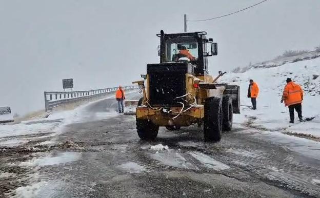 Circulaţia pe Transalpina a fost închisă din nou din cauza ninsorilor. Viscolul a format şi gheaţă