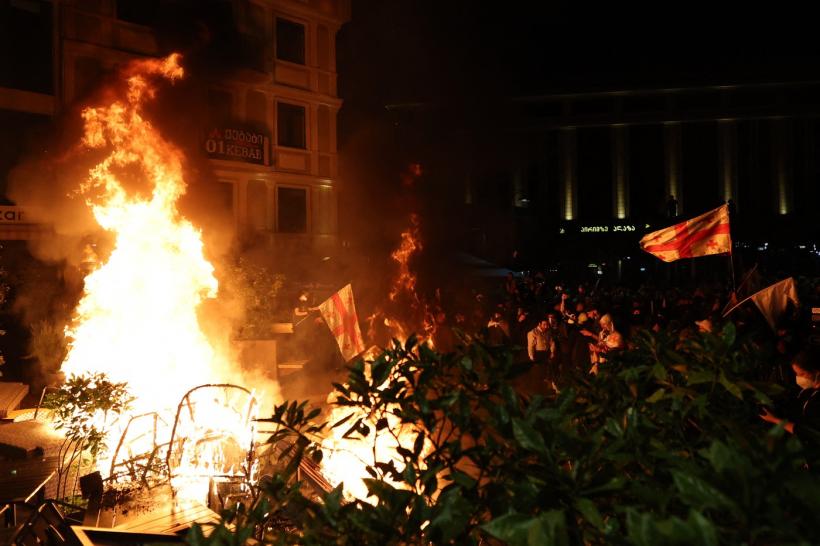 Proteste uriașe în Georgia. Mulțimea a încercat să forțeze intrarea în palatul prezidențial din Tbilisi. Mesajul transmis de Maia Sandu