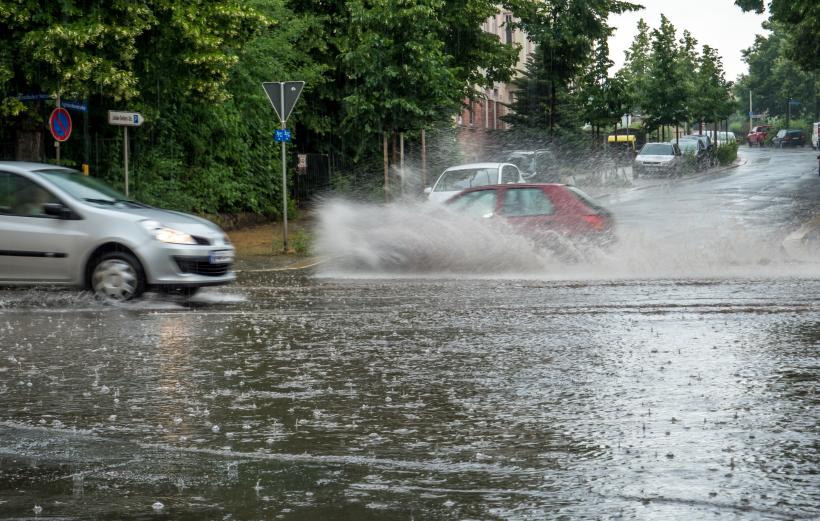 Ciclonul Barbara lovește România. Cod roșu de ploi în București și cinci județe. Va ploua în 24 de ore cât pentru o lună