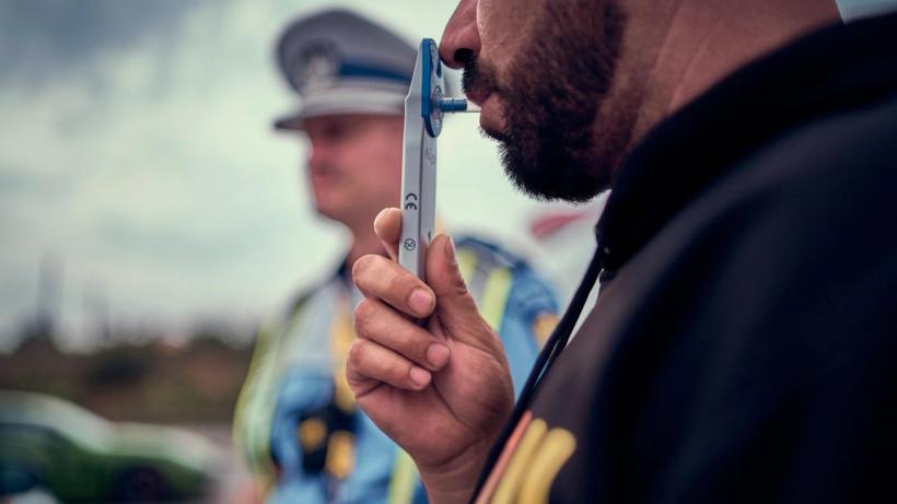 Șoferii care iau anumite medicamente pentru răceală și gripă pot rămâne fără permis de conducere. Ce pastile sunt interzise la volan