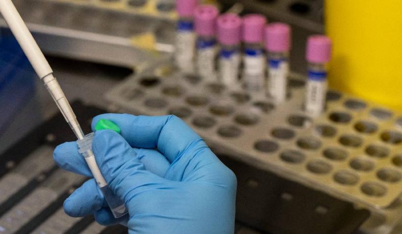 Sănătate cu termen de valabilitate. „Am plătit 1.300 de lei pe analize pentru că bunica nu mai putea aștepta trei luni”