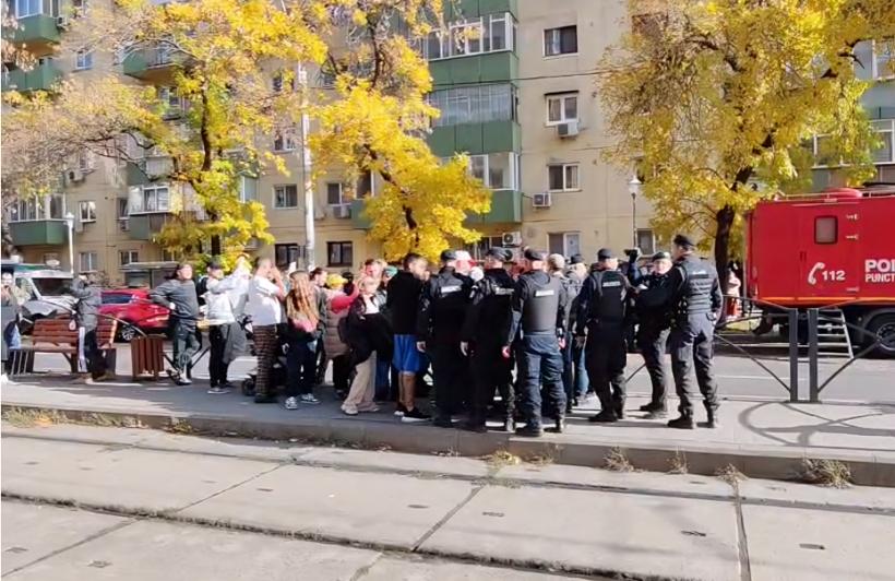 Agitatorii lui Călin Georgescu s-au dus la locul exploziei din Rahova ca să provoace jandarmii. Unul a fost reținut