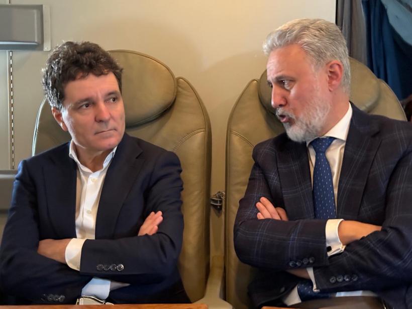 Imagini cu Nicușor Dan în avion spre Bruxelles. Înainte să plece a transmis un mesaj despre Strategia de Apărare a Țării