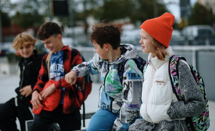 Trendul „6-7”: Cum reacționează profesorii la noua expresie a generației Alpha. „E ca o ciumă, un virus a pus stăpânire pe mintea lor”