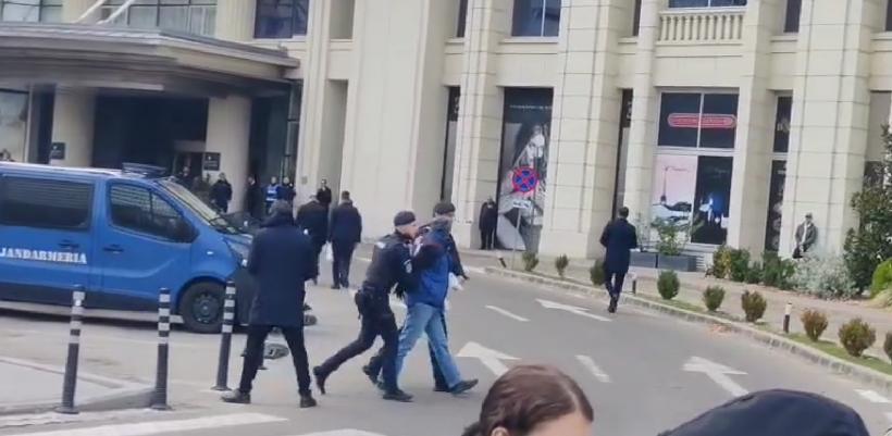 Agitatorii lui Călin Georgescu au făcut scandal la sfințirea Catedralei. Un bărbat a fost reținut de Jandarmerie