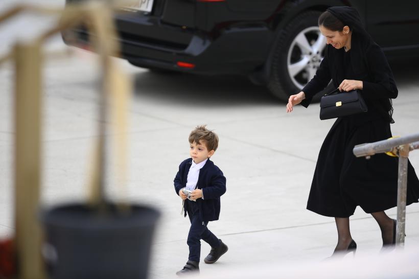 Momente amuzante cu băiețelul lui Nicușor Dan la ceremonia Sfințirii Catedralei Naționale