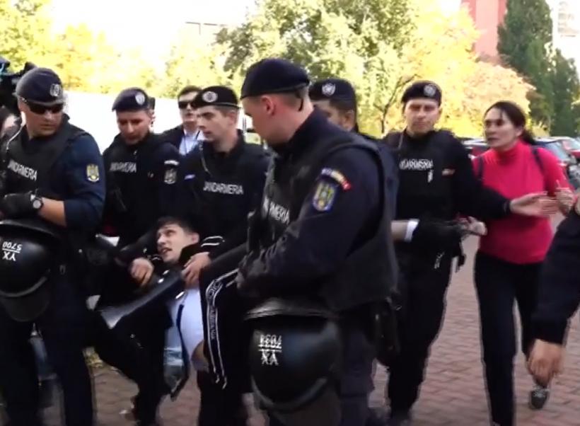 Agitatorii lui Călin Georgescu s-au încăierat cu jandarmii, în fața TMB. Tocmai îi aduseseră liderului lor o cușcă cu porumbei albi