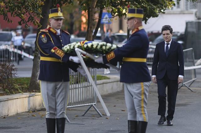 Nicușor Dan a depus o coroană de flori şi a aprins o lumânare în memoria victimelor de la Colectiv. Mesajul Preşedintelui