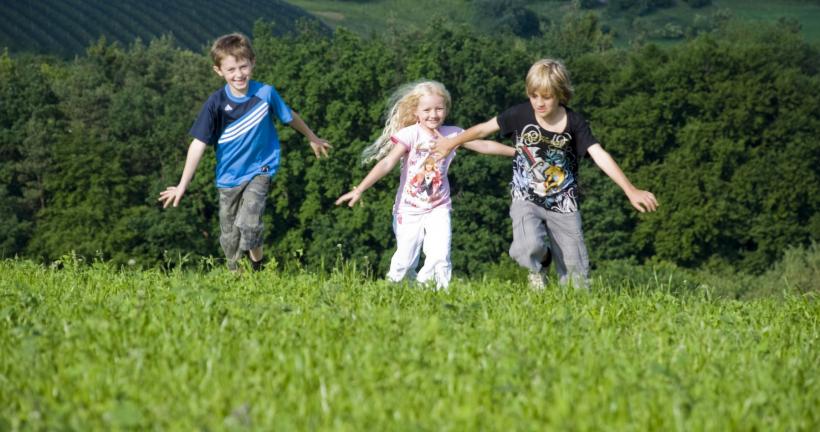 Copiii care se murdăresc sunt mai sănătoși: ce a descoperit Finlanda în urma unui experiment radical în grădinițe