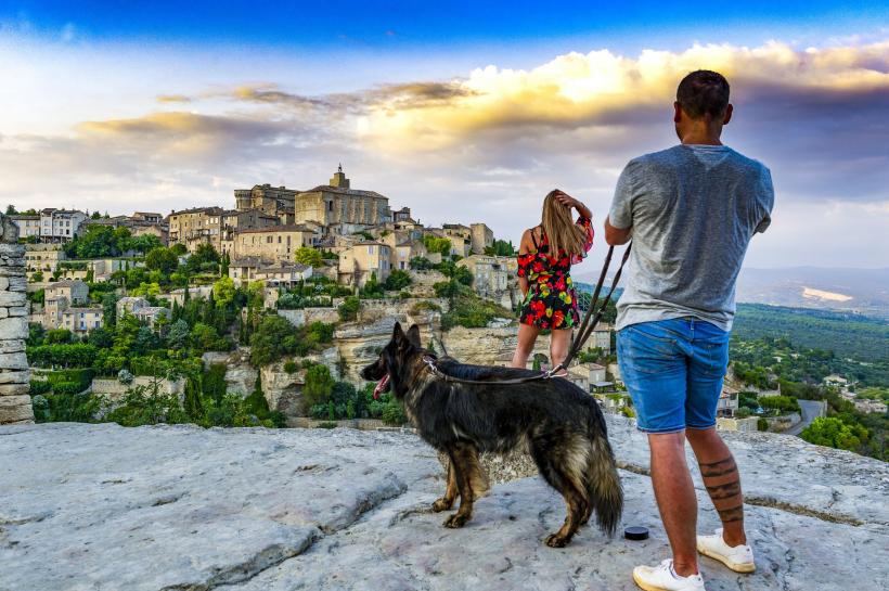 Milioane de oameni folosesc acest truc pentru a călători gratuit în toată lumea. Dar ce riscă când fac asta