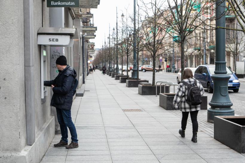 Un muncitor de la o fabrică a primit din greșeală toate salariile colegilor și a refuzat să returneze banii. Apoi s-a mutat în alt oraș