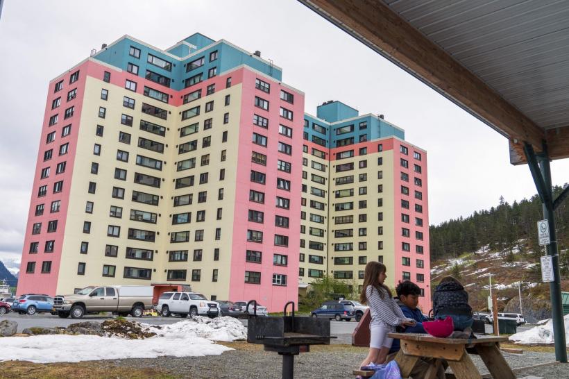 Orașul în care toți oamenii locuiesc într-o singură clădire. Magazinul, biserica și poliția sunt tot aici: Nu trebuie să ieșim afară